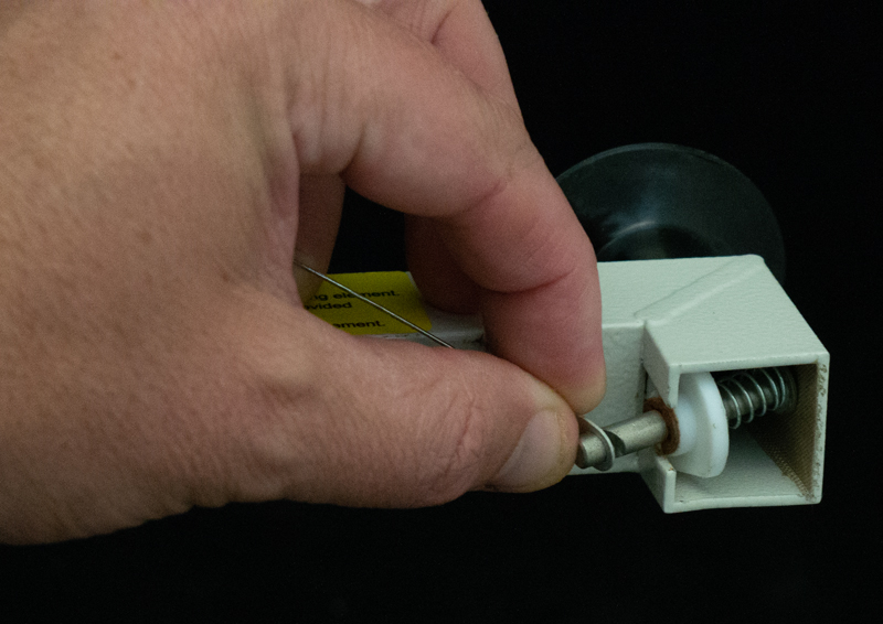 Unhook the sealing wire